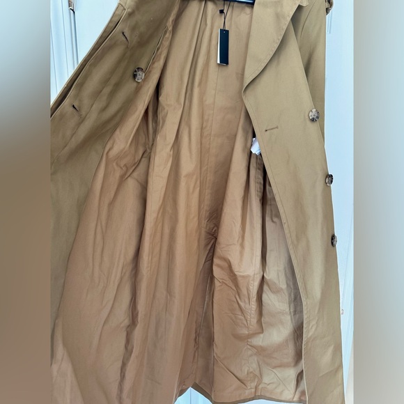 NWT- Banana Republic Tan Lined Trench Coat.
Beautiful made. Size Small - Picture 5 of 5